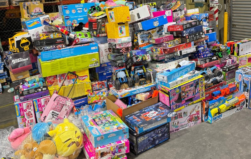 Un bărbat a furat jucării Lego, Pokemon și Barbie în valoare de 140.000 de euro. Poliția din Australia a folosit 3 camioane pentru a le confisca