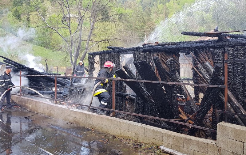 FOTO/Incendiu puternic în Bacău, patru case și două adăposturi de animale fiind cuprinse de flăcări. Focul, pus intenționat