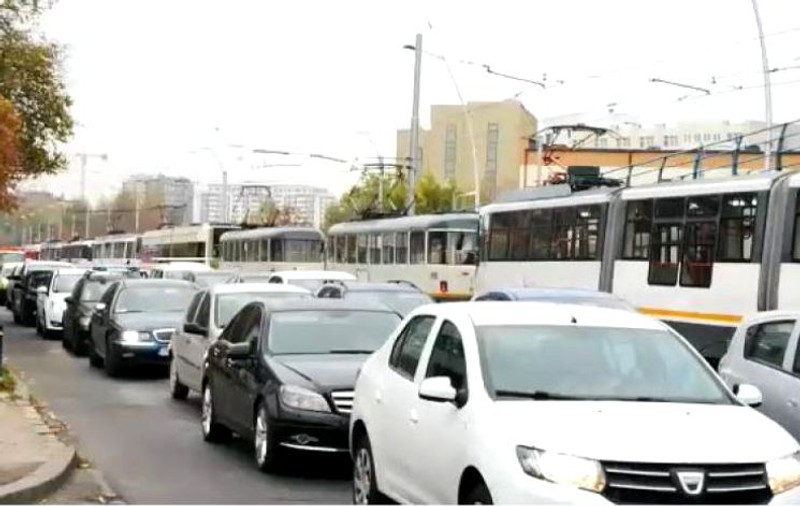 Carambol pe o șosea din Capitală după ce un autovehicul de mare tonaj a scăpat de sub control. Circulația tramvaiului 11 este oprită