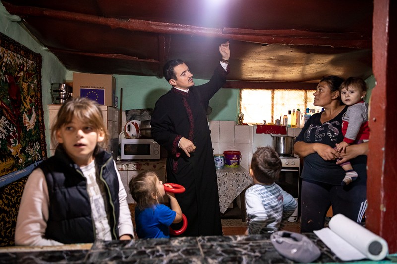 Părintele Alexandru Balaban sprijină familia Ioanei cu reparaţiile la casă