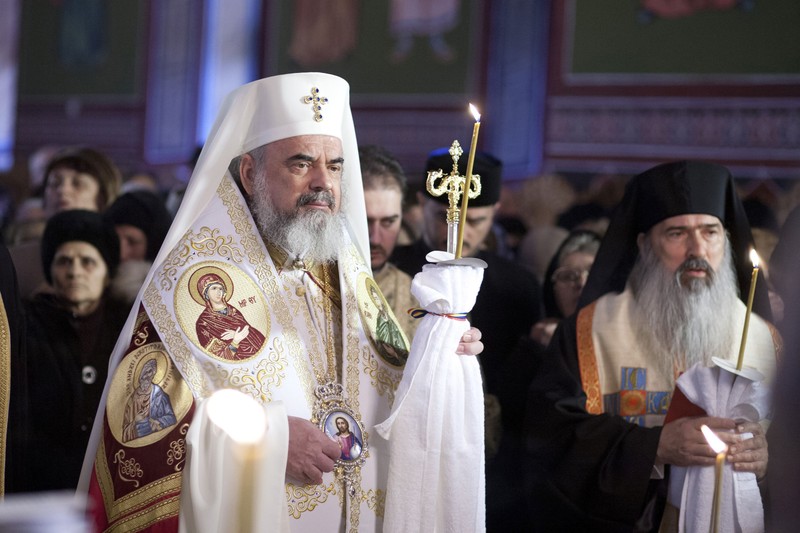 Patriarhul Bisericii Ortodoxe Române, Preafericitul Daniel (stânga), și Arhiepiscopul Tomisului, ÎPS Teodosie (dreapta)