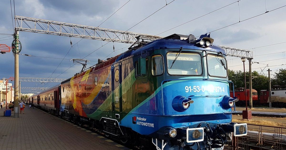 Un tren operat de CFR Călători staționează în gară