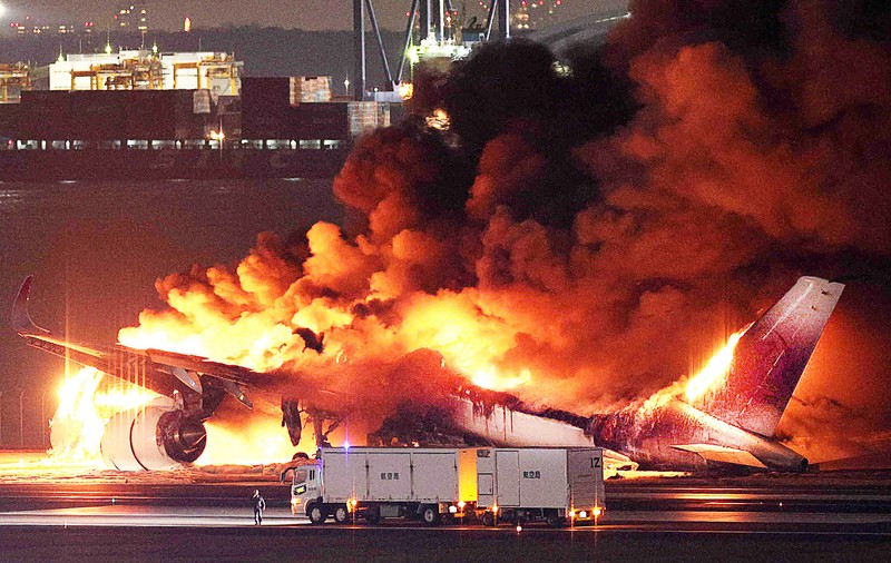 Noi dezvăluiri despre accidentul aviatic de la Tokyo: piloții avionului nu au știut că aeronava lor a luat foc