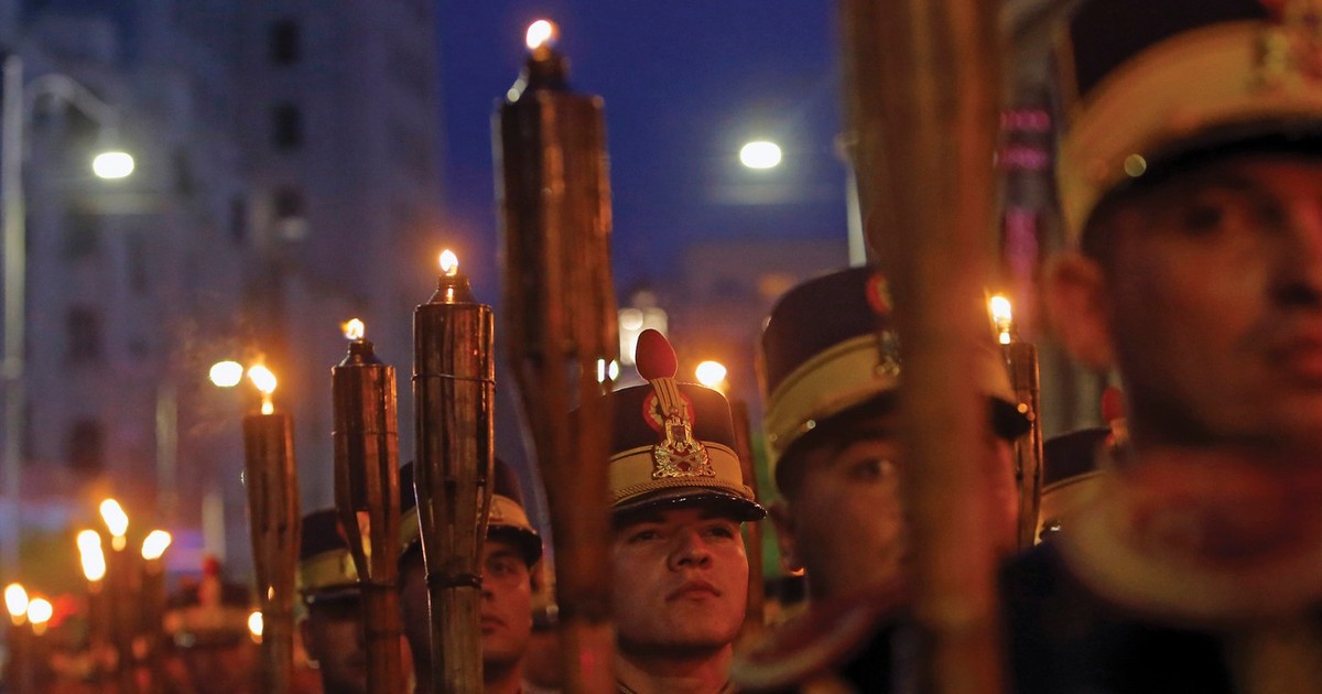 Soldați români surprinși în timpul unei defilări de Ziua Eroilor Foto: Profimedia