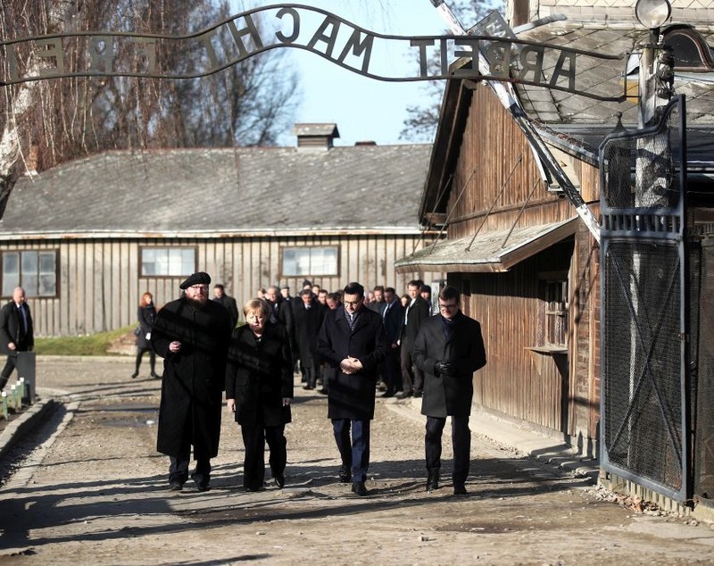 VIDEO | Angela Merkel a vizitat prima oară lagărul de la Auschwitz. Cancelarul german și-a exprimat „rușinea profundă”