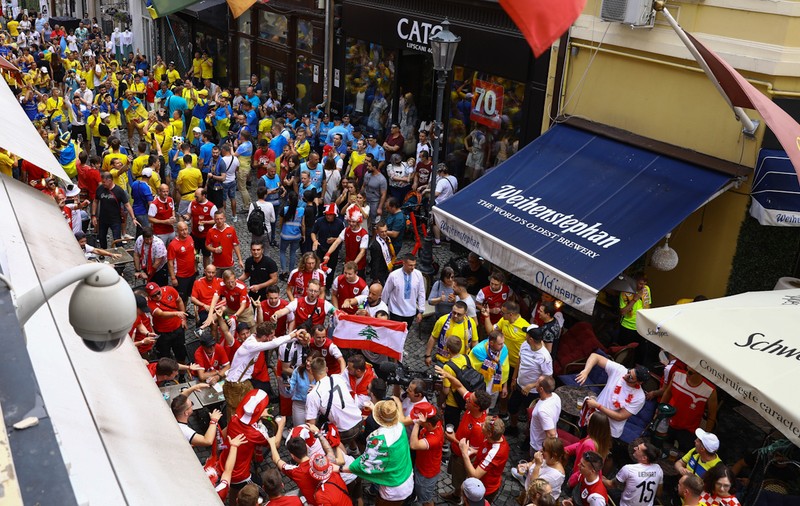 Suporterii austrieci și ucraineni, spectacol în Centrul Vechi, înainte de meciul de la Euro 2020