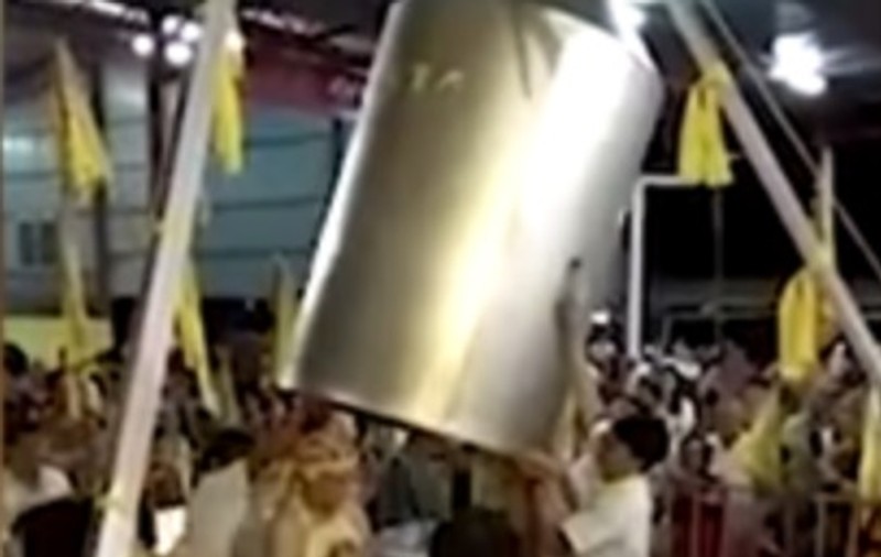VIDEO| Un guru spiritual s-a fiert de viu și a murit, încercând să-și dovedească rezistența fizică în fața adepților