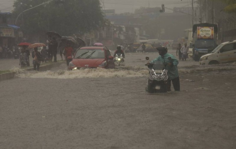 33 de oameni au murit loviți de fulger, în timpul unor furtuni feroce, în India. Alte zeci de persoane au fost rănite