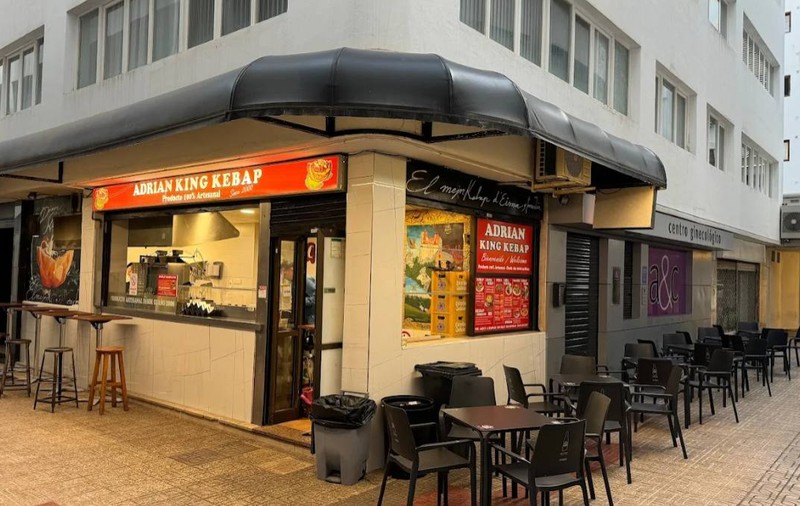 Șaormeria unui român din Ibiza face furori cu o pictură murală: „Cel mai bun kebap de la mine din oraș, asta este pe perete”