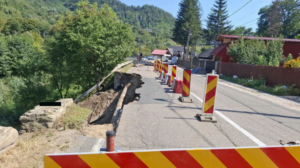 O porțiune de carosabil care s-a prăbușit