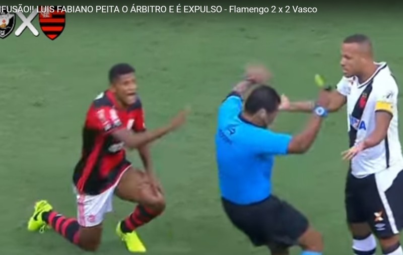 S-a descoperit arbitrul care simulează! Gest incredibil doar pentru a avea motiv să elimine un fotbalist | VIDEO