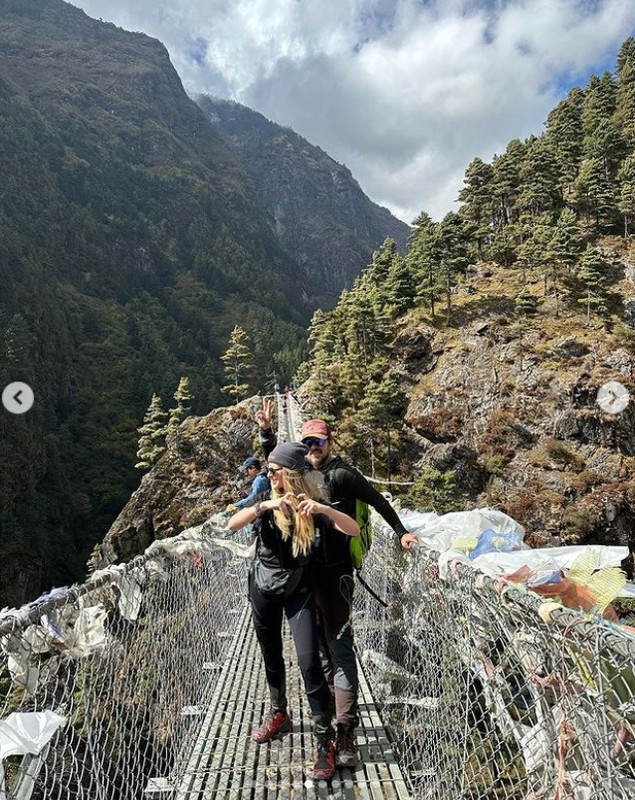 Delia Matache e vedetă în presa din Nepal. Ce au scris jurnaliștii despre cântăreață, care a pornit într-o călătorie neașteptată