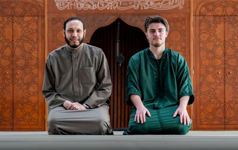 Cum a trăit un român convertit la islam primul Ramadan. Cristian a devenit Youssef într-o moschee din Olanda