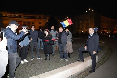 Protestatarii adunați în scuarul din fața BCU au discutat cu jurnalistul Moise Guran