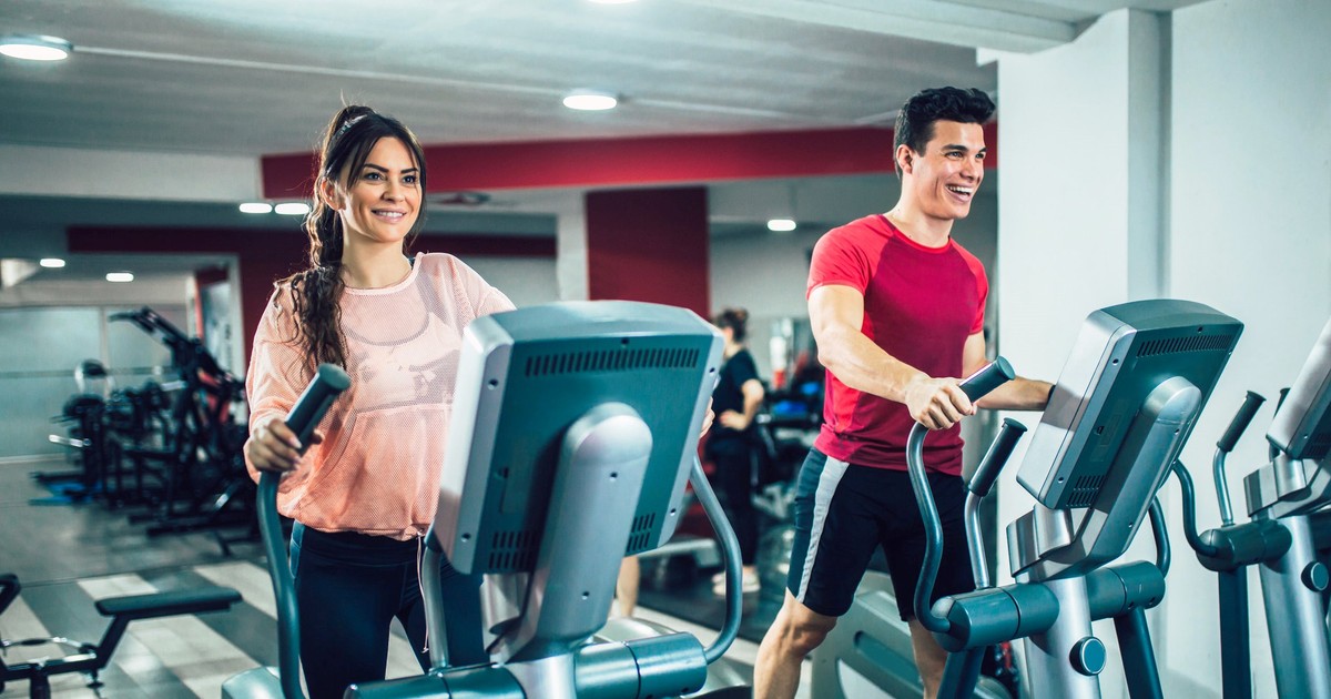 Ce sa nu faci las salsa de fitness- Doi tineri merg pe banda intr-o sala de fitness