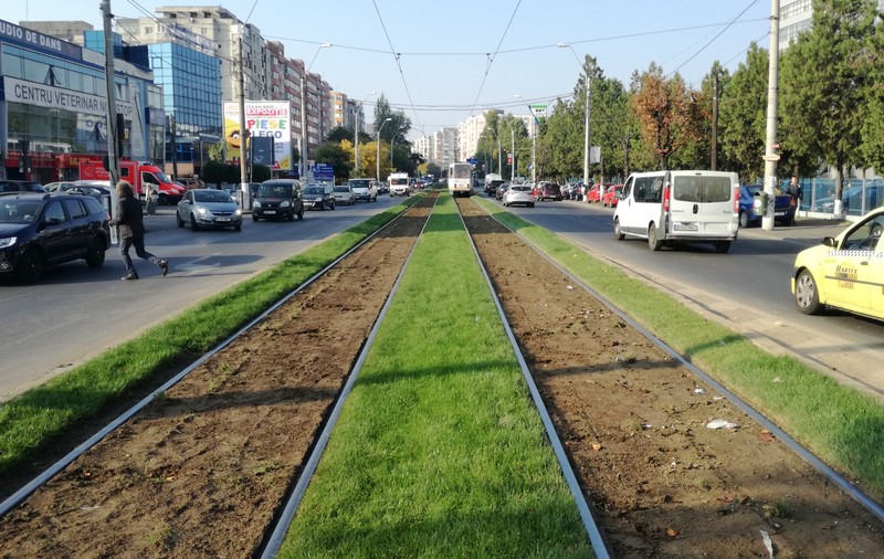 Decizia Primăriei Sectorului 5 după articolele din Libertatea: scoate gazonul dintre șinele de tramvai ca să îl monteze din nou!