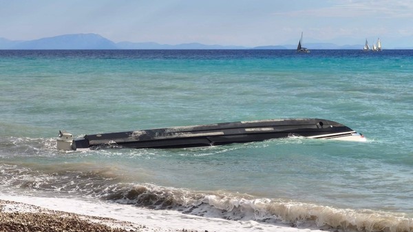 O barca rasturnata in kefalonia, septembrie 2026