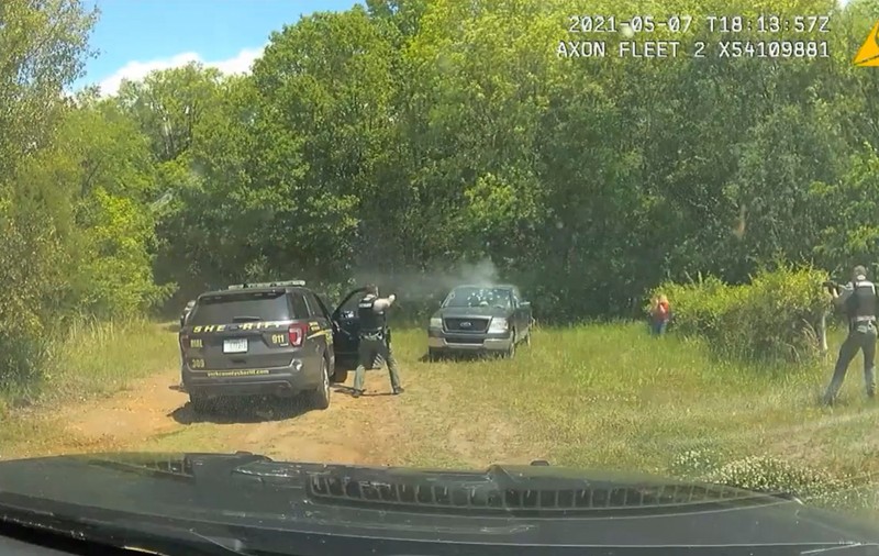Un american dă în judecată poliția din Carolina de Sud după ce patru agenți au tras asupra sa de 47 de ori. „Au venit ca niște pistolari”