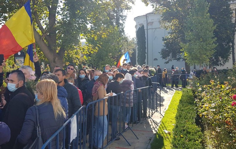Manifestații și huiduieli la moaștele Sf. Parascheva. Zeci de pelerini au protestat după ce nu au putut să intre în curtea Mitropoliei