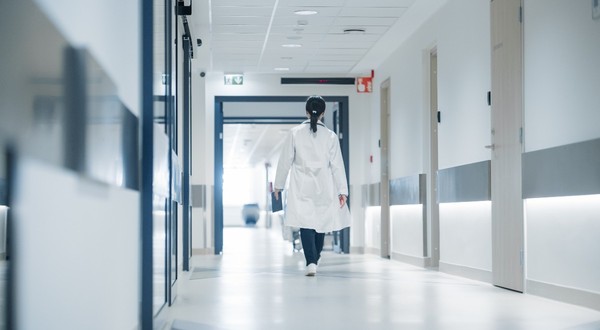 Un doctor care se află pe holul spitalului