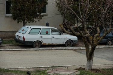 O ambulanţă scoasă din uz e parcată în curtea Spitalului Cernavodă