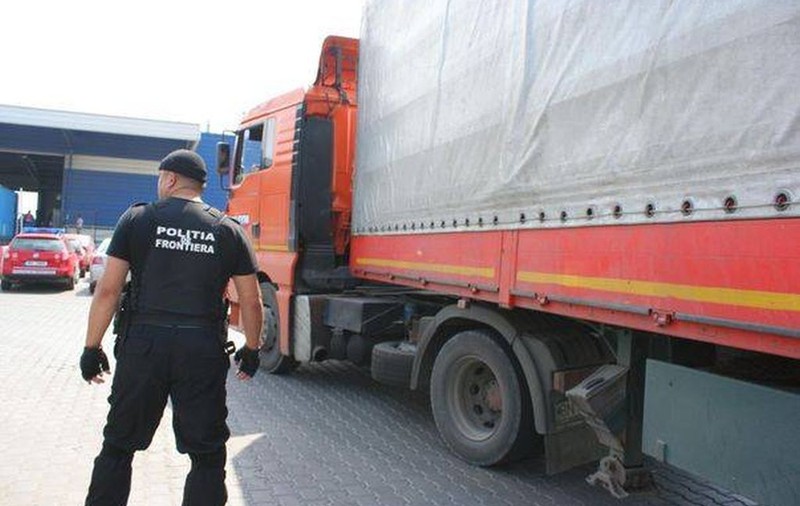 Un bărbat din Mehedinţi i-a oferit 1.000 de lei mită unui poliţist de frontieră. Ce a făcut ofiţerul