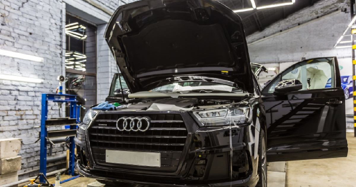 Mașina model Audi pe rampă, în service, cu capota ridicată