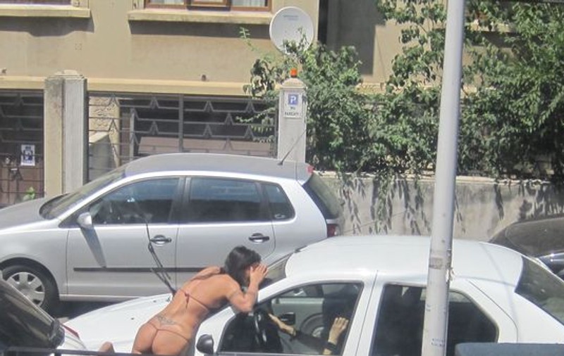 INIMAGINABIL! Zăvoranca, APROAPE GOALĂ şi agăţată de maşina iubitului după o ceartă cumplită cu el