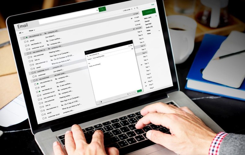 Cum se programează sau se amână trimiterea unui e-mail