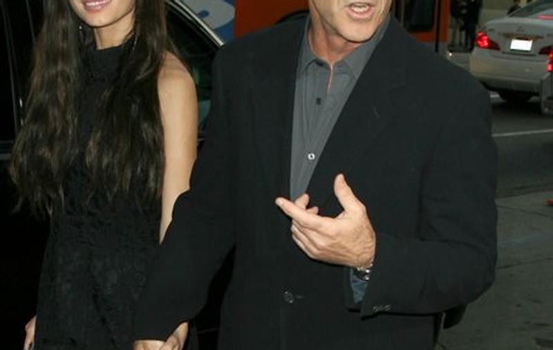 Mel Gibson i-a regizat un videoclip periculos iubitei sale