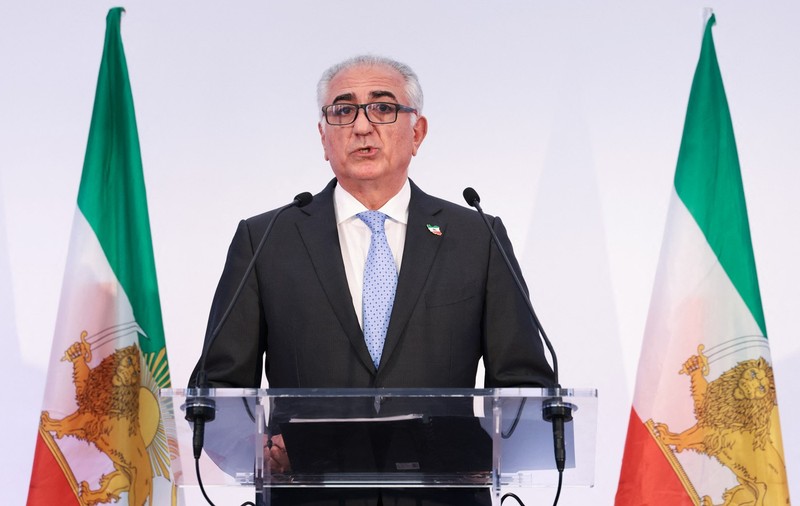 Fiul şahului se oferă să-i ia locul lui Ali Khamenei şi să pună bazele unei tranziţii: „Schimbarea regimului” este singura soluţie în Iran