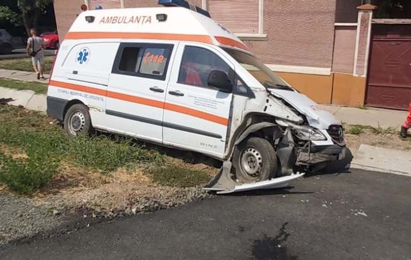 O ambulanță aflată în misiune, fără pacient, a ajuns în șanț, după ce altă mașină i-a tăiat calea, în Arad. Șoferul a fost rănit