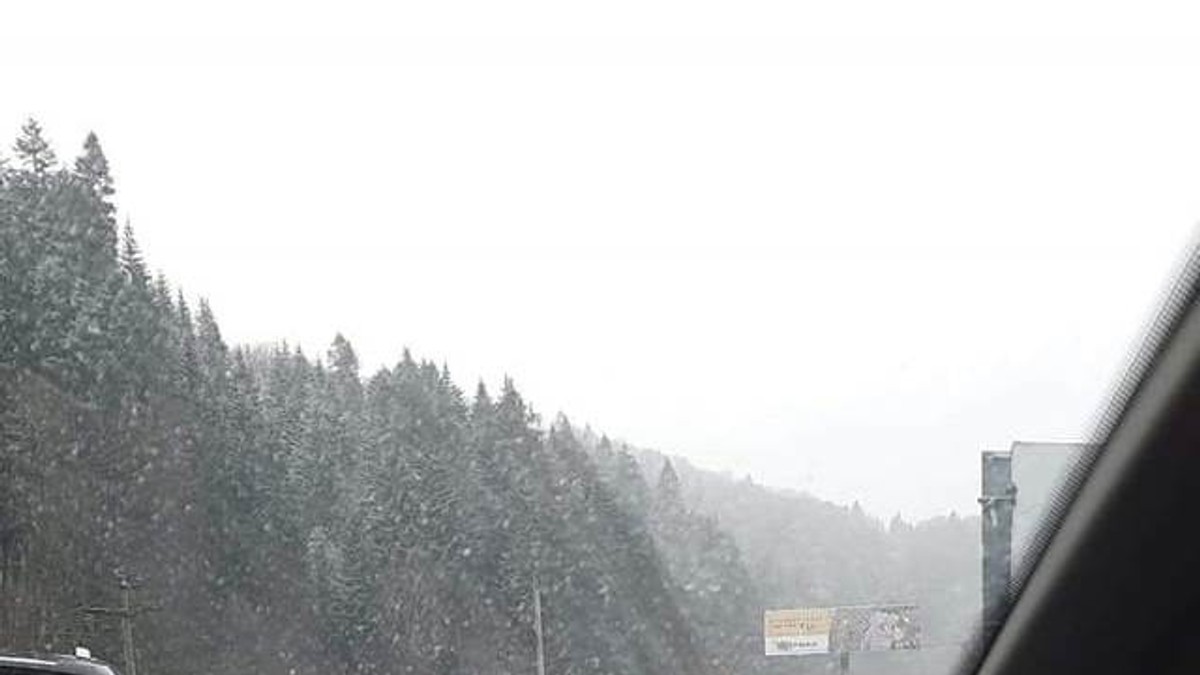 Coloane de mașini pe Valea Prahovei, pe sensul de urcare al DN1, în condiții de ninsoare și carosabil ud