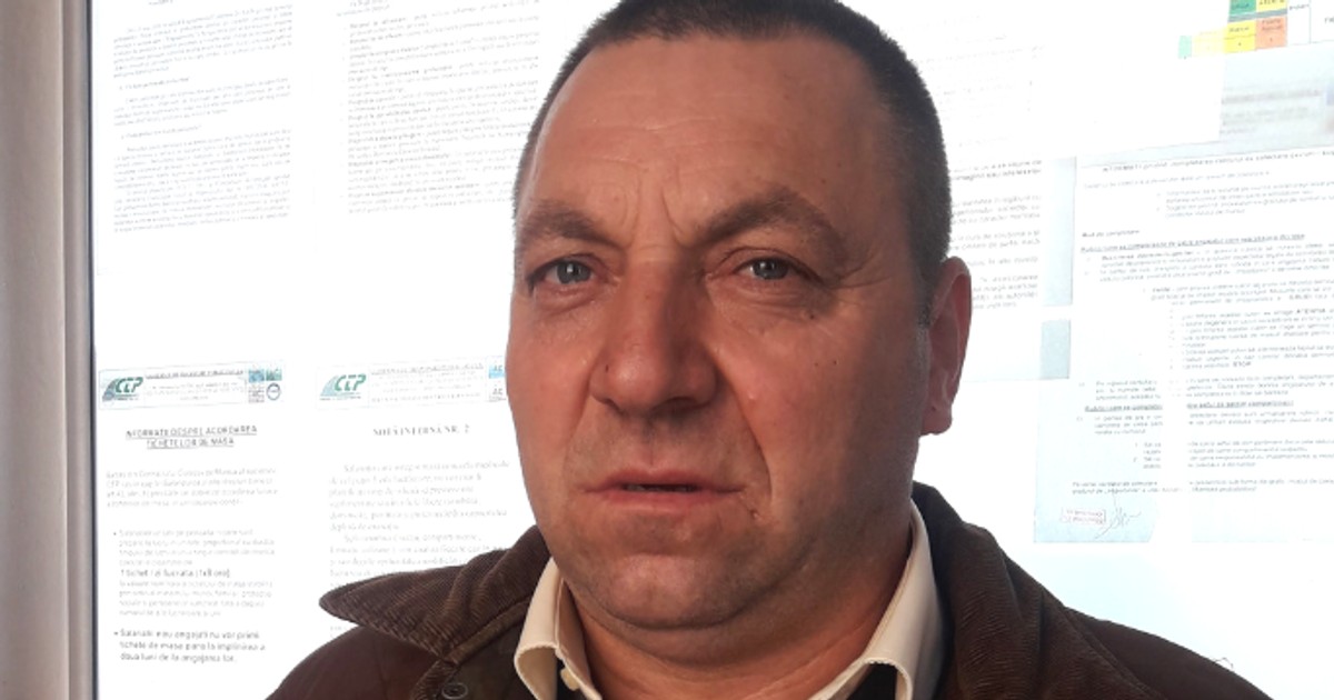 Un vatman din Iași a ajutat o bătrână sprijinită de cadru să urce în tramvai