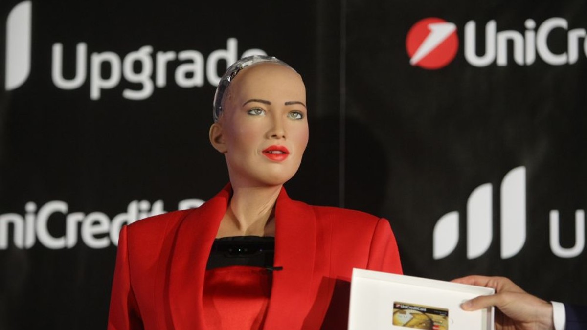 Robotul Sophia, în România, a primit un card de credit (FOTO: Adi Manolache)