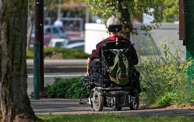 Persoanele cu dizabilități vor primi vouchere pentru achiziția de echipamente necesare compensării handicapului