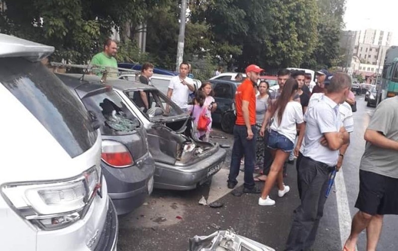 Un şofer de TIR a lovit şapte maşini parcate pe o stradă din Capitală