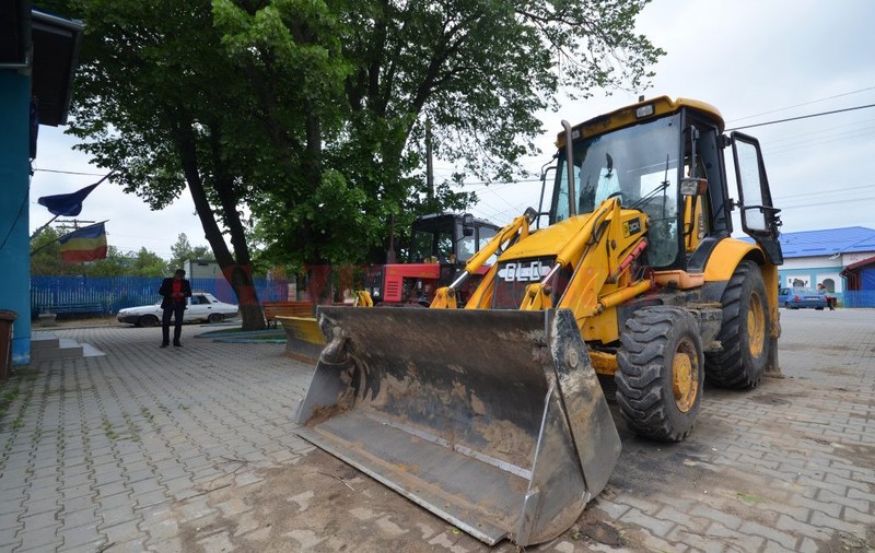Bătrâni morți, îngropați cu excavatorul la cererea primarului. Pensionarii au fost înhumați, fără slujbă, la marginea cimitirului