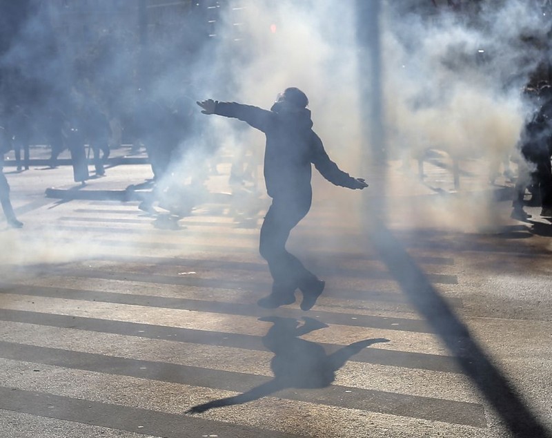 Ciocniri și incidente la protestul din centrul Atenei. Grecii continuă protestele în urma tragediei feroviare