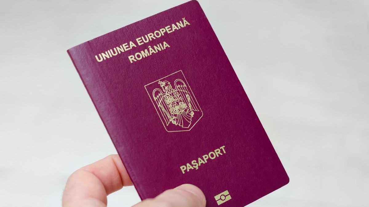 Imaginea unui pașaport românesc pe fond alb