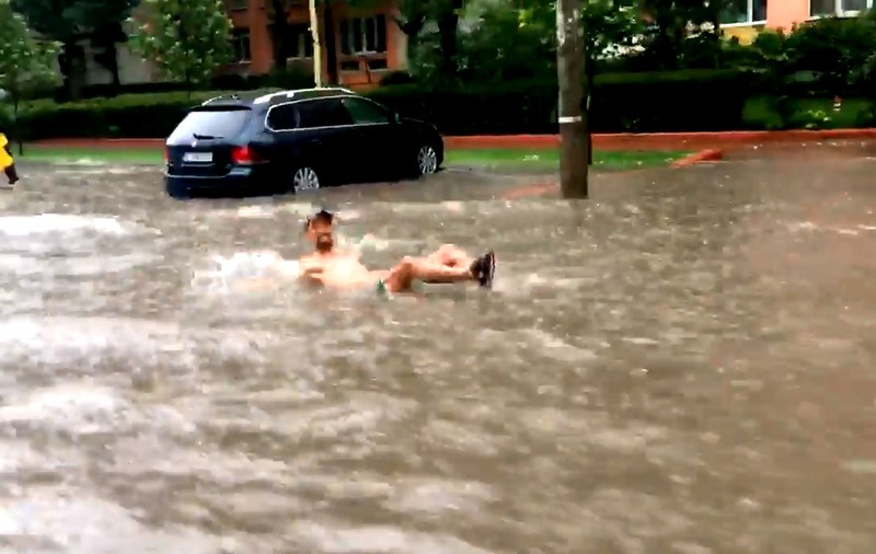 Cu salteaua în mijlocul inundației din București. La scăldat pe bulevard. | VIDEO