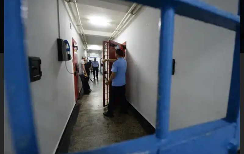 Un deținut de la Penitenciarul Deva a vrut să-i dea mită agentului supraveghetor ca să-i ridice câștigul de la Loto. Ce sancțiune a primit