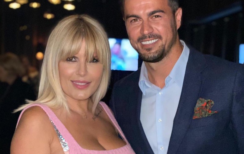 Cât costă geanta verde Louis Vuitton purtată de Elena Udrea în București. La două luni de la ieșirea din închisoare, a revenit la aparițiile scumpe