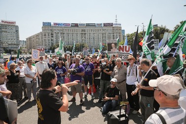 Participanții la „Marșul Normalității” s-au adunat în Piața Victoriei, de unde au pornit în marș