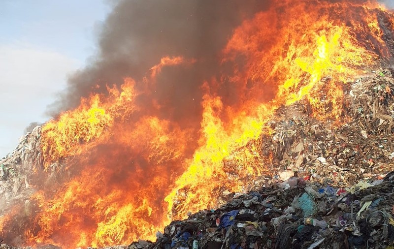 Incendiul de pe platforma Oltchim a fost stins. Pompierii s-au luptat aproape 60 de ore cu flăcările