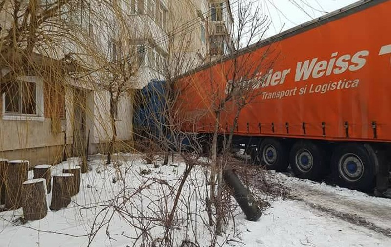 FOTO| Un autotren a derapat în Vrancea și s-a înfipt într-un bloc de locuințe