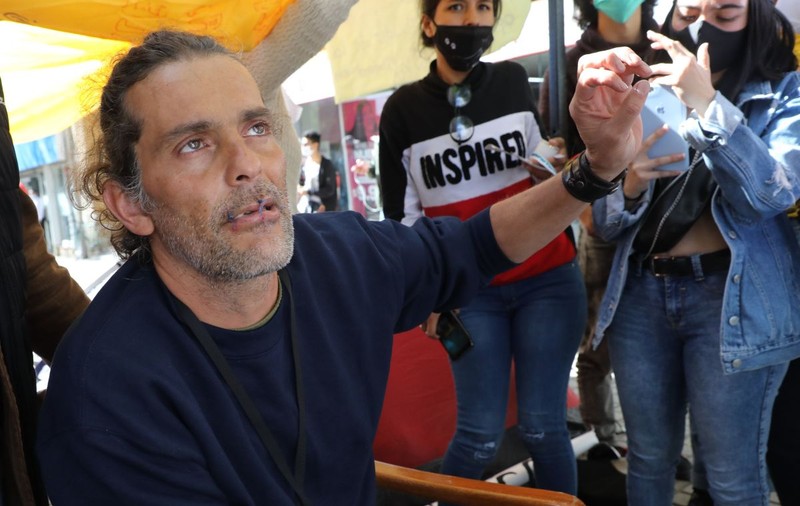Un artist columbian și-a cusut gura și a intrat în greva foamei în semn de protest