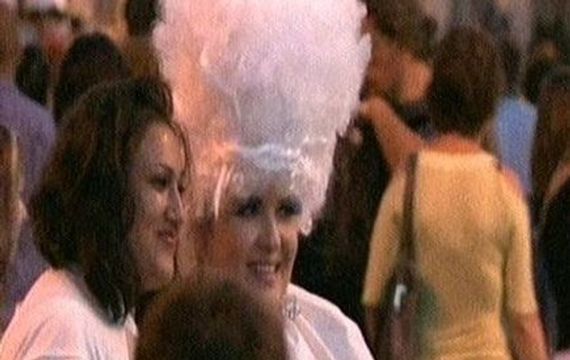 Se crede Lady Gaga de România și se pozează cu fanii. O recunoști? | FOTO