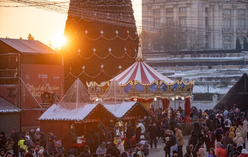 Târgul de Crăciun din Piaţa Constituţiei se deschide joi, cu un concert al Deliei. Luminile de Crăciun se aprind seara