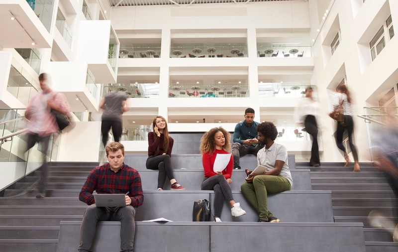 Ce se întâmplă atunci când tot mai puțini tineri aleg să urmeze studii universitare. Exemplul american